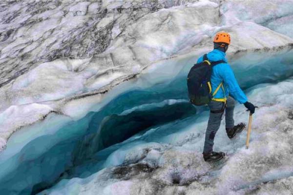 Faire de la randonnée glaciaire en montagne