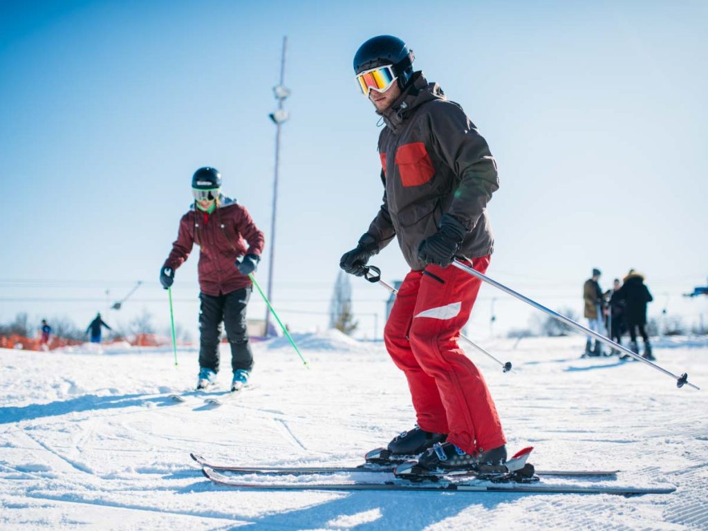 Skieur débutant sur piste de ski